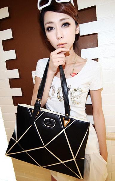 กระเป๋าMaomoa รุ่น 18-010bl กระเป๋าสะพายนำเข้าจากเจ้าของแบรนด์แท้100% กระเป๋ารุ่นนี้ดีไซน์ได้เก๋ค่ะ 